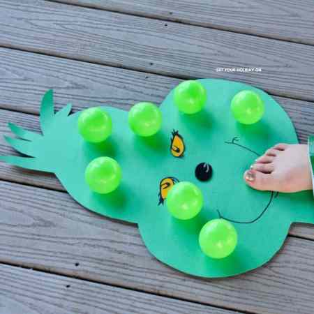 dr Seuss birthday party ideas for the classroom. first birthday, or kids crafts.