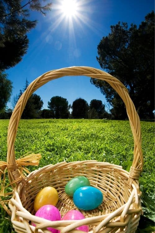 Glow in the Dark Easter Egg Hunt - This is a fun idea for an Easter egg hunt! Use DIY glow in the dark eggs and put them out in the dark for kids and adults. Make them glow and watch their faces light up! Try this fun twist on an Easter Egg hunt.