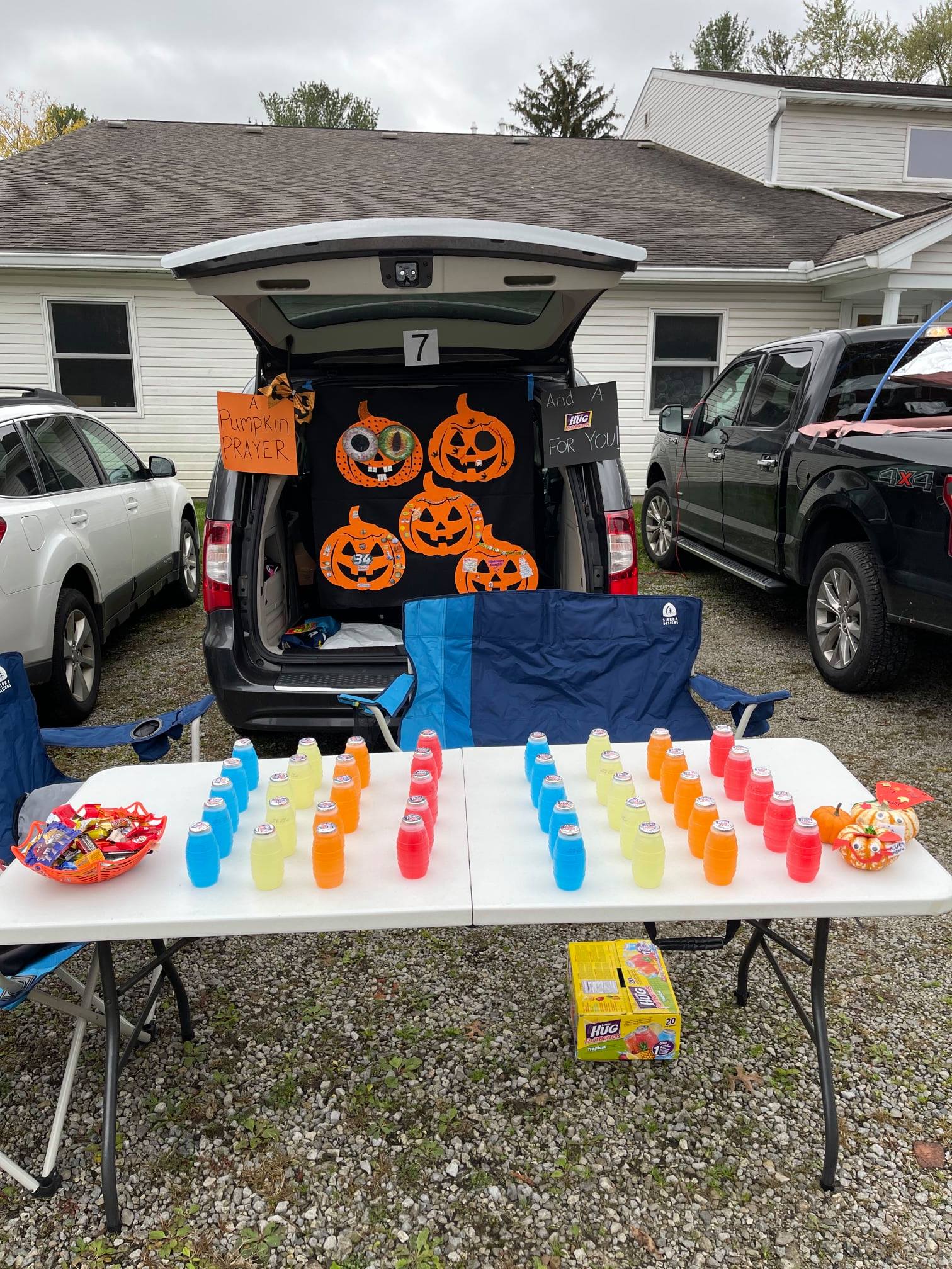 Decorated Trunk with Pumpkins Creative Halloween trunk decorated with pumpkins and spooky light #pumpkin #halloween #candy