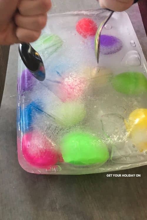A picture of breaking open the ice with spoons to get the eggs.
