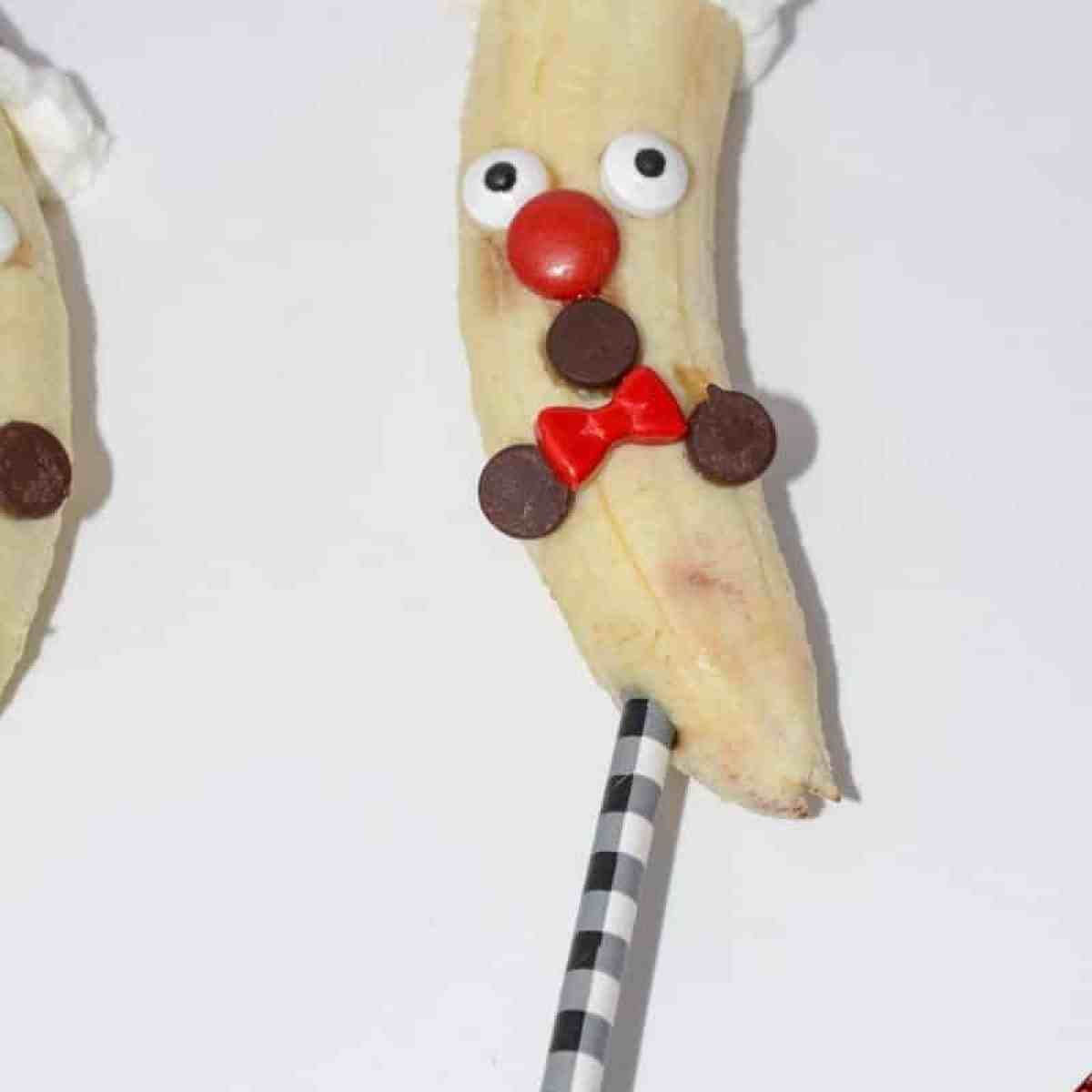 strawberry banana santas Treats that you can make Santa Claus out of with banana and strawberry.