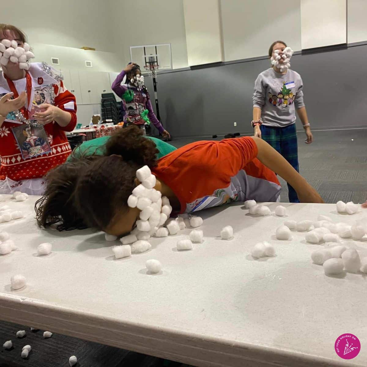 Christmas Minute to Win It Games Christmas minute to win it game put cotton balls on faces. #Christmasparty #Christmasgames #holidaygames