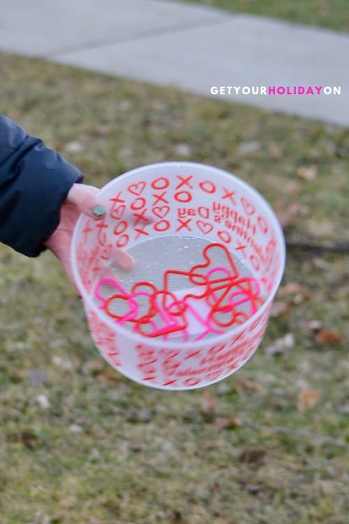 How to Play Catch My Heart Valentine's Game a kid-friendly game that the whole family will enjoy!! #momlife #diys #crafts #partyplanner