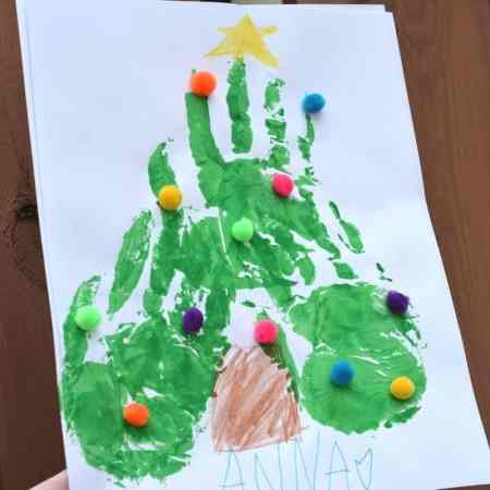 Christmas tree craft diy with fingerprints for toddlers or preschoolers.