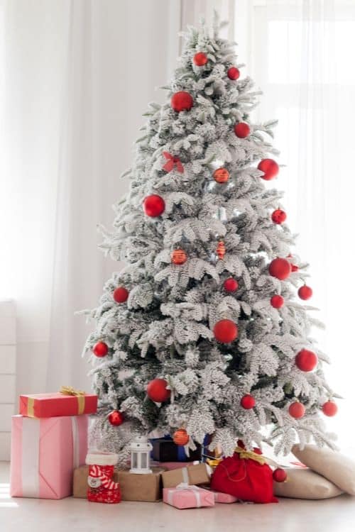 Christmas tree with ornaments and presents! How to decorate the Christmas tree and make it special.