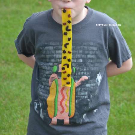 Creepy Crawlers Bug Game is perfect for a Halloween, boy birthday party games, girl birthday party games, cub scouts, girl scouts, a school PTO Halloween fall party, vacation bible school, youth group, and many more ideas. #minutetowinit #diycrafts #play #momlife