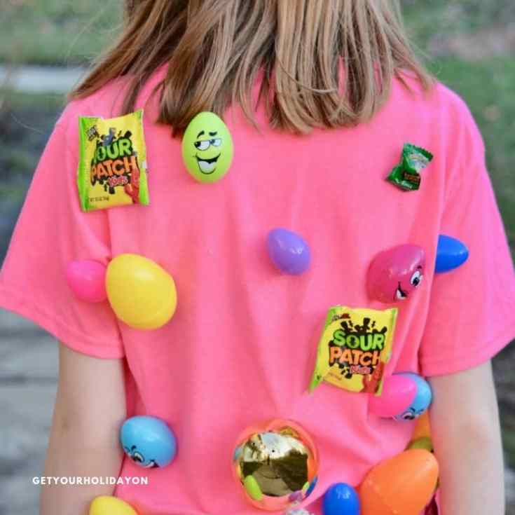 Easter egg tag game for kids! Fill your shirt up with everyone's favorite candies and treats. The kids will love it! Imagine their faces at Easter when you pull this colorful shirt out with Easter treats! #crafts #diy #play #party
