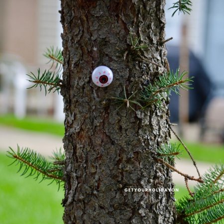 Find the Eyeball Halloween Game here! Super fun for a PTO Halloween party, fall party, or after school fun! #forkids #games #fun #halloween