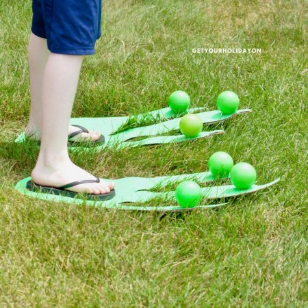 The best part about this Jurassic-Sized Minute To Win It game is you can choose to play it indoor or outdoor. It could be used for a summer party game, at a carnival or festival, at a PTO party, or even played in your backyard! #play #party #DIY #momlife