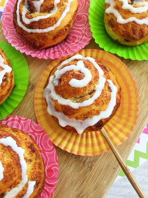 Image for How to Make Easy Cinnamon Roll Lollipops