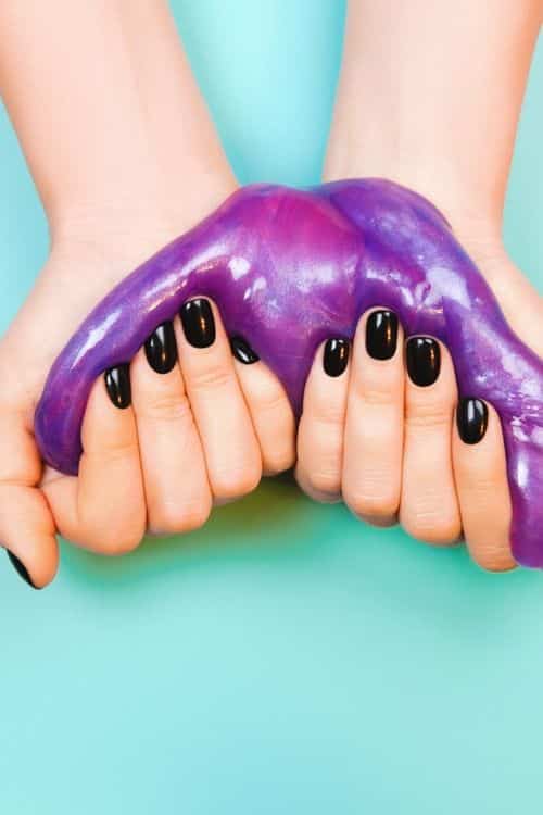 Example of kneading slime together.