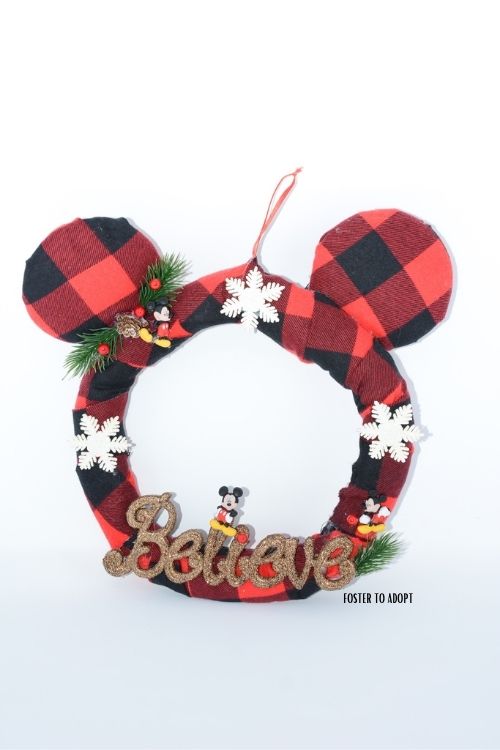 Sharing a Mickey Mouse wreath that was made DIY. Using material, ribbon, hot glue, and season decor.