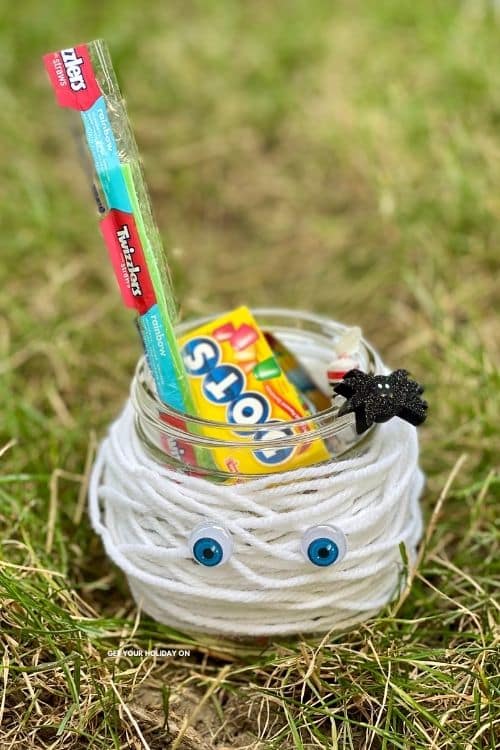 Mummy mason jar craft idea for Halloween.