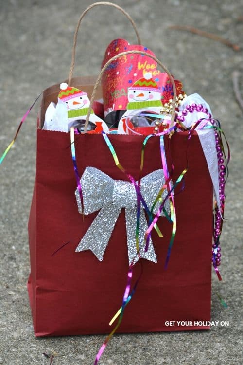 Get Midnight kisses with these adorable New Year's Eve party favors!