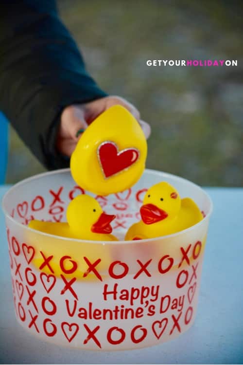 carnival games Every child that plays the Pick a Duck game will be given the opportunity to pick "their" duck. If the duck has a number or a symbol underneath of it, they'll win a prize. #partyfavors #crafts #diyValentines #ducks