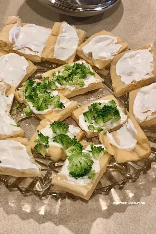 How to make cold crescent roll veggie pizza homemade. #vegetablepizza #healthy #foodie #momlife