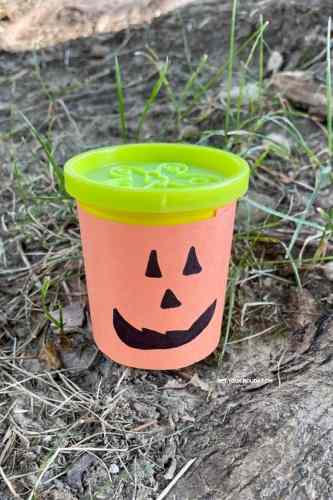 pumpin favors pumpkin favors with pumpkin faces on orange construction paper using a black marker