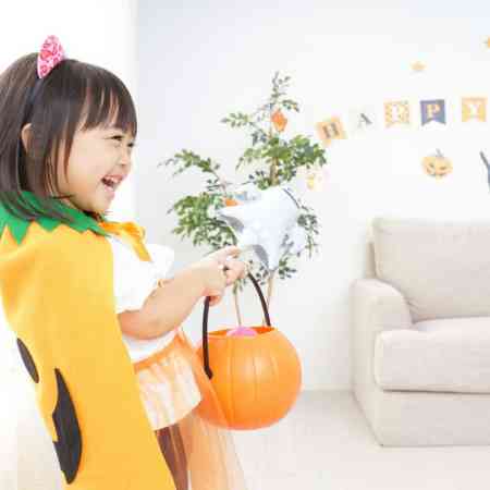 A little pumpkin game for Halloween that toddlers or preschoolers would enjoy! Find out how to play right now! #party #mom #forkids #entertaining