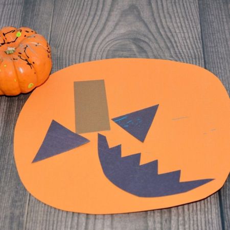 easy pumpkin craft for toddler or two year old to do.