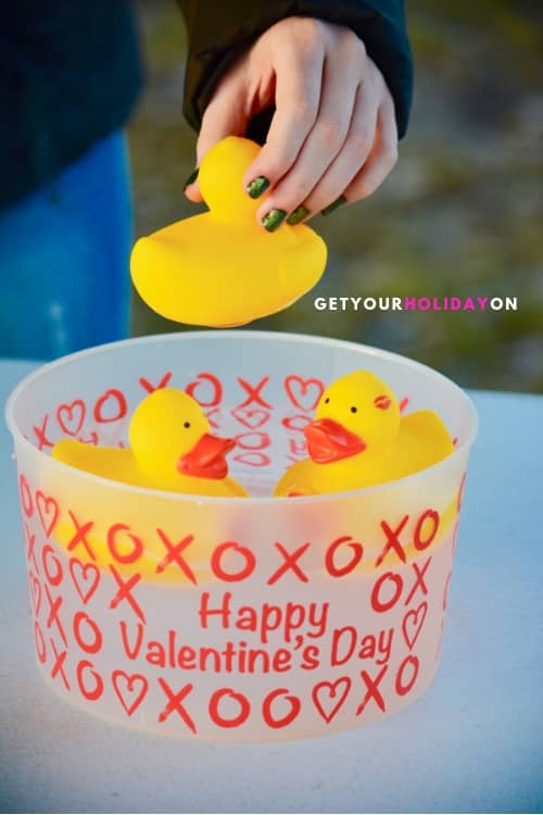Valentine's Day game for kids Ready to try the Pick-A-Duck Game? Easy carnival game for Valentine's Day! Tribute to the Rubber Duck Pond game! #candy #partyfavors #momlife #win