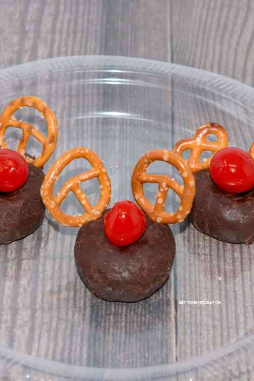 Rudolph donut Add the pretzels as shown in picture and then you will need to add the cherry in the middle of the donut to complete the Rudolph donut.