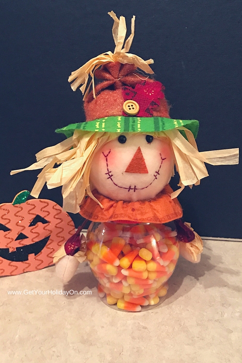 How To Make A Simple & Easy Scarecrow Gift great for a co-worker gift, grandparents day, Halloween, Autumn/Fall gift idea, a birthday gift or more.