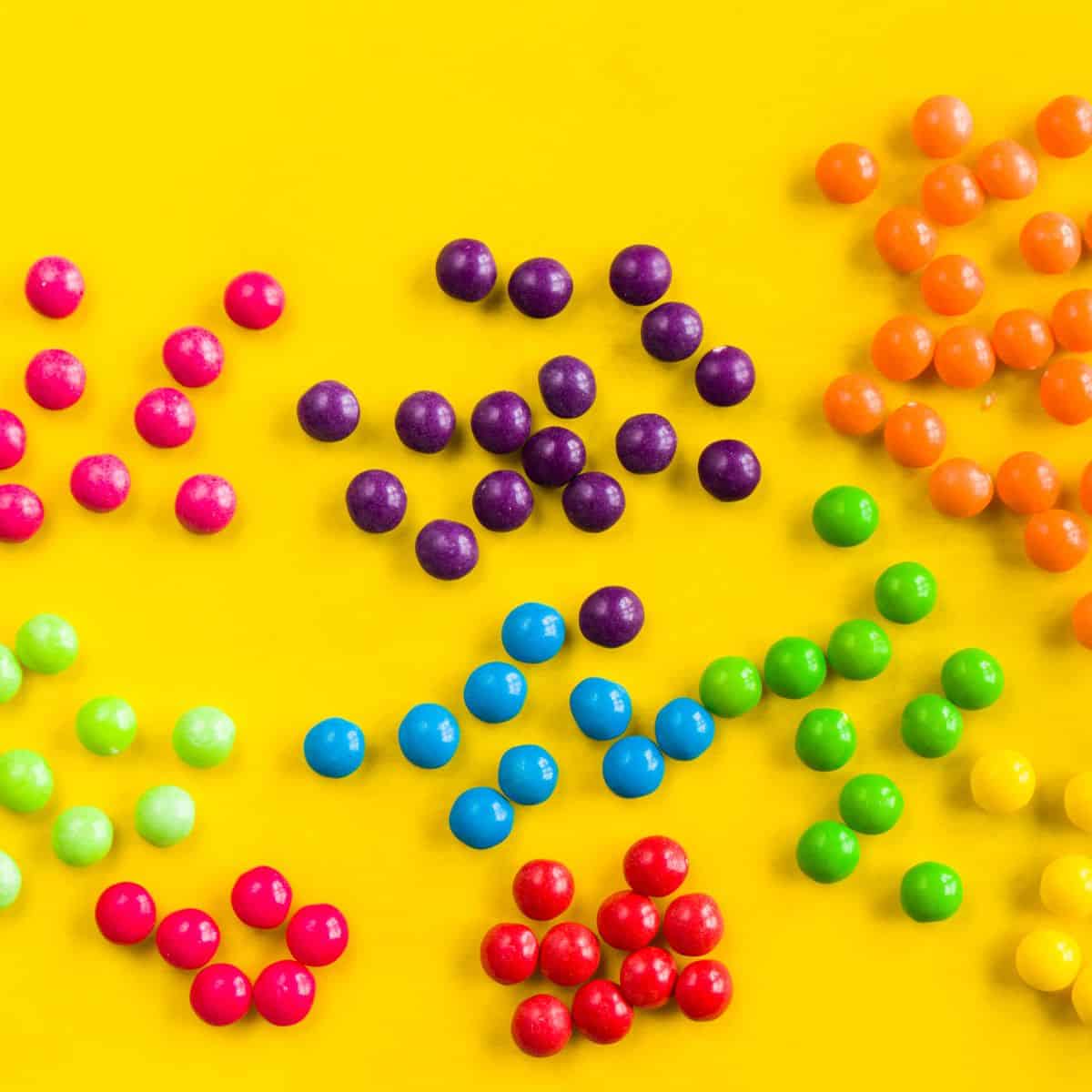 games for kids It is so fun to participate in this activity because you get to use candy to draw characters or pictures, and the person with the coolest picture wins.