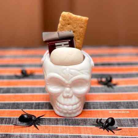 Halloween smores that work great as a party favor for Halloween.