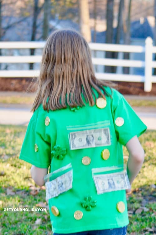 St. Patricks Day Kids Crafts | It's really easy to make! I give you all of the instructions here! With that said, I will still give you a glimpse of what it looks like in the picture below! The kids had some great laughs! #shamrock #luckycharms #momlife #play